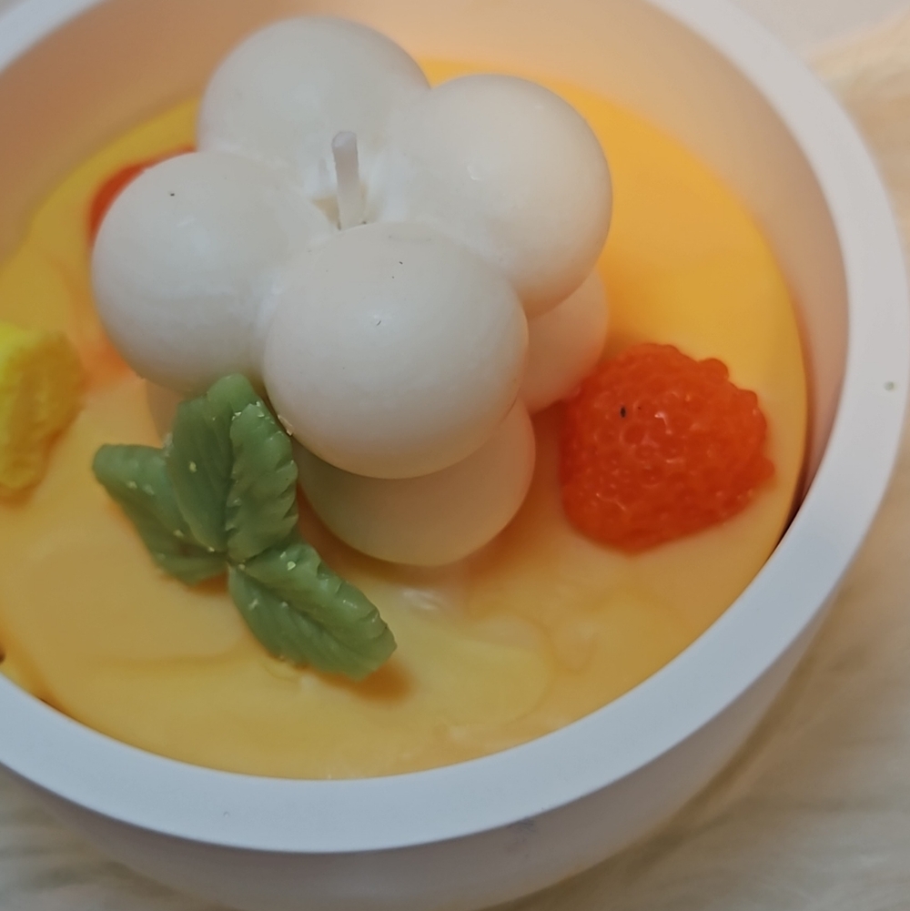 Floral Scented Candle Decoratif  with Fruit Accents